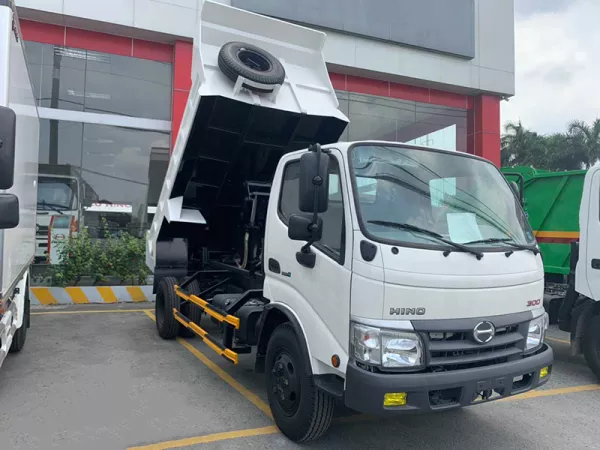 Dịch vụ thay Kính chắn gió xe tải Hino 4 tấn tận nơi